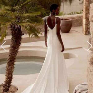 Lillian West size 10 Crepe wedding dress NWT